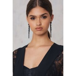 Kolczyki damskie: NA-KD Accessories Wiszące czarne kolczyki wysadzane kryształami – Black
