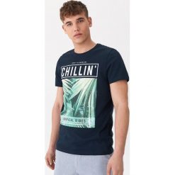 T-shirt z tropikalnym motywem - Granatowy. Niebieskie t-shirty męskie House, s, bez wzorów, bez kołnierzyka. Za 39,99 zł.