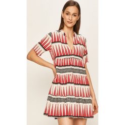 Only - Sukienka. Białe sukienki damskie ONLY, na co dzień, bez wzorów, z bawełny, casualowe, bez kołnierzyka, z długim rękawem, długie, mini, rozkloszowane. W wyprzedaży za 129,90 zł.