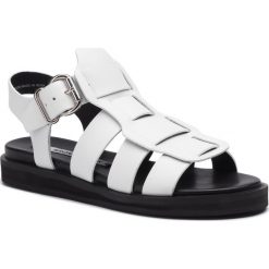 Sandały BRONX - 84810-B BX 1579 White 04. Białe klapki damskie Bronx, bez wzorów, ze skóry, bez obcasa. W wyprzedaży za 299,00 zł.