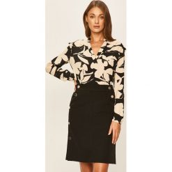 Calvin Klein - Bluzka. Czarne bluzki damskie Calvin Klein, bez wzorów, z wiskozy, biznesowe, bez kołnierzyka, z długim rękawem. Za 449,90 zł.
