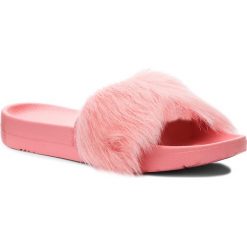 Klapki UGG - W Royale 1018875 W/Lnt. Różowe klapki damskie Ugg, bez wzorów, ze skóry, bez obcasa. W wyprzedaży za 209,00 zł.