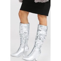 Srebrne Kozaki My Happiness. Szare buty zimowe damskie vices, z materiału, ze szpiczastym noskiem, na wysokim obcasie, na obcasie. Za 169,99 zł.