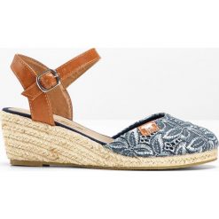 Espadryle na koturnie Mustang bonprix niebieski. Niebieskie espadryle damskie bonprix, w paski, z koronki, bez obcasa, na koturnie. Za 149,99 zł.