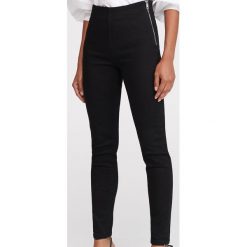 Jeansy skinny - Czarny. Czarne jeansy damskie Reserved. W wyprzedaży za 59,99 zł.