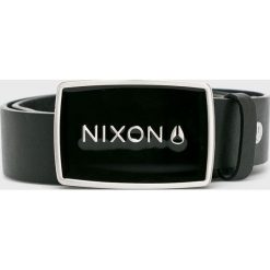 Nixon - Pasek Enamel Wordmark. Czarne paski męskie marki Nixon, w paski, ze skóry. W wyprzedaży za 99,90 zł.