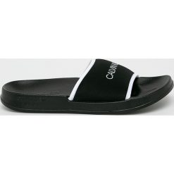 Calvin Klein Underwear - Klapki. Czarne klapki damskie Calvin Klein Underwear, bez wzorów, z materiału, bez obcasa, na obcasie. W wyprzedaży za 139,90 zł.