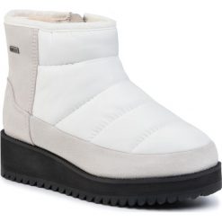 Buty UGG - W Rigde Mini 1103840 Wht. Białe kozaki damskie Ugg, na zimę, z wełny, bez zapięcia. Za 729,00 zł.