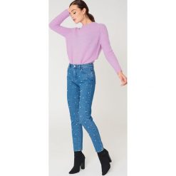 NA-KD Spodnie jeansowe z perłami - Blue. Niebieskie spodnie damskie z wysokim stanem NA-KD, z jeansu, z podwyższonym stanem. W wyprzedaży za 48,58 zł.