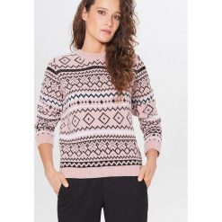 Sweter we wzory - Różowy. Różowe swetry damskie Mohito, s, bez wzorów, bez rękawów, bez kaptura. W wyprzedaży za 39,99 zł.