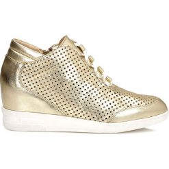 Złote sneakersy damskie. Żółte koturny damskie marki Kazar, bez wzorów, ze skóry, sportowe, trekkingowe. Za 599,00 zł.