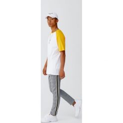 Spodnie tailoring w kratkę z lampasami. Szare spodnie męskie marki Pull&Bear, m, w kratkę. Za 139,00 zł.