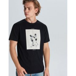 Koszulka z retro nadrukiem - Czarny. Koszulki męskie Cropp. Za 39,99 zł.