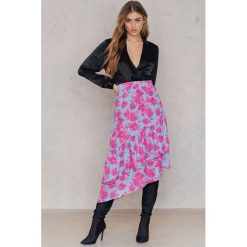NA-KD Boho Spódnica midi z falbaną u dołu - Pink,Multicolor. Różowe spódniczki damskie marki NA-KD Boho, bez wzorów, z poliesteru, boho, midi. W wyprzedaży za 22,40 zł.