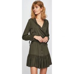 Answear - Sukienka. Czarne sukienki damskie marki ANSWEAR, na co dzień, s, bez wzorów, z wiskozy, casualowe, bez kołnierzyka, bez rękawów, mini, proste. Za 119,90 zł.