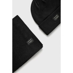 Jack & Jones - Czapka + szalik. Czarne czapki męskie marki Jack & Jones, na zimę, bez wzorów, z dzianiny. W wyprzedaży za 89,90 zł.