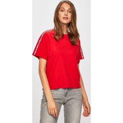 Levi's - T-shirt. Czerwone bluzki damskie Levi's®, s, bez wzorów, z bawełny, z okrągłym kołnierzem. W wyprzedaży za 59,90 zł.
