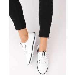 Tenisówki damskie biało-czerwone JADDE. Czerwone buty sportowe damskie FunKee.pl, bez wzorów, ze skóry, sportowe, tenisowe. Za 62,99 zł.