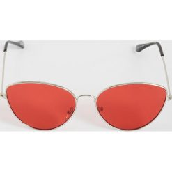 Okulary przeciwsłoneczne cat eye - Czerwony. Czerwone okulary przeciwsłoneczne damskie Sinsay. Za 19,99 zł.