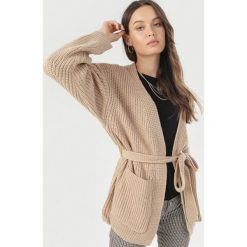 Beżowy Kardigan Elurecea. Brązowe swetry damskie Born2be, s, bez wzorów. Za 139,99 zł.