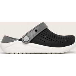 Crocs - Klapki dziecięce. Niebieskie sandały dziewczęce Crocs, z gumy, z okrągłym noskiem, bez zapięcia. W wyprzedaży za 149,90 zł.