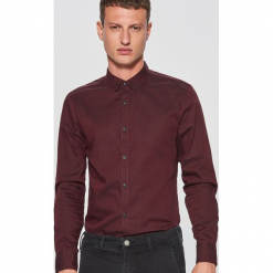 Gładka koszula slim fit - Bordowy. Czerwone koszule męskie marki Cropp, s. Za 69,99 zł.