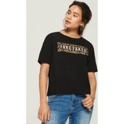 T-shirty damskie: T-shirt z napisem i zwierzęcym motywem - Czarny