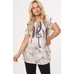 Beżowa Bluzka Amazingly. Brązowe bluzki damskie Born2be, xl, z nadrukiem, z okrągłym kołnierzem, z krótkim rękawem. Za 39,99 zł.