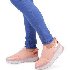 Buty sportowe damskie Ideal Shoes X-9700 Różowe. Różowe buty sportowe damskie Ideal Shoes, bez wzorów, z tworzywa sztucznego, sportowe. Za 64,00 zł.