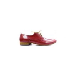Czerwone lakierki męskie - imitacja egzotycznej skóry T2. Czerwone buty wizytowe męskie Modini Moda Męska, ze skóry, bez zapięcia. Za 297,00 zł.