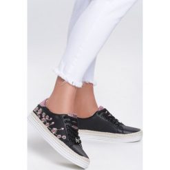 Czarne Trampki Going Home. Czarne espadryle damskie Renee, z aplikacjami, na sznurówki. Za 59,99 zł.