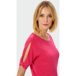 Gładki top z rozcięciem. Różowe bluzki damskie Greenpoint, bez wzorów, z elastanu, bez kołnierzyka, bez rękawów. Za 29,99 zł.