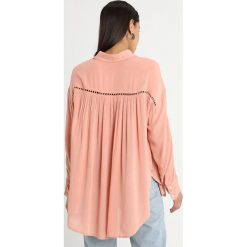 Free People KATIE BIRD BUTTONDOWN Koszula pink. Czerwone bluzki damskie marki Free People, bez wzorów, z wiskozy, bez kołnierzyka, bez rękawów. Za 499,00 zł.