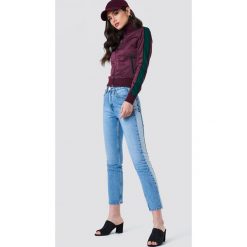 Boyfriendy damskie: NA-KD Trend Dwukolorowe jeansy z bocznym pasem - Blue