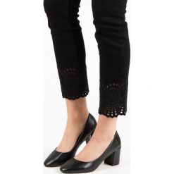 KLASYCZNE CZARNE CZÓŁENKA. Czarne czółenka damskie marki Ideal Shoes, bez wzorów, bez obcasa. Za 66,00 zł.