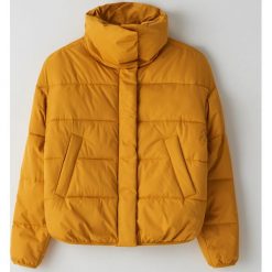 Kurtka puffer z wysokim kołnierzem - Żółty. Żółte kurtki damskie Cropp, s, bez wzorów, bez kaptura. Za 159,99 zł.