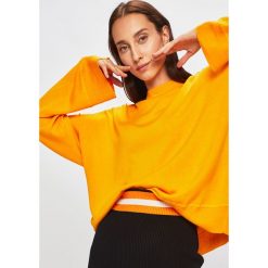 Calvin Klein - Sweter. Czarne swetry damskie Calvin Klein, s, bez wzorów, z poliesteru, z krótkim rękawem, krótkie, bez kaptura. W wyprzedaży za 299,90 zł.
