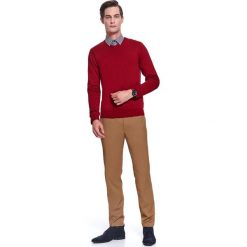 Spodnie eleganckie ze strukturalnej tkaniny. Brązowe spodnie męskie Top Secret, do pracy, na zimę, s, bez wzorów, z tkaniny, eleganckie. W wyprzedaży za 99,99 zł.