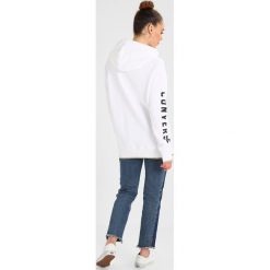 Bluzy damskie: Converse ESSENTIALS METALLIC STAR CHEVRON OVERSIZED PULLOVER HOODIE Bluza z kapturem white
