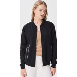 Bluza bomber z ozdobnymi zamkami - Czarny. Czarne bluzy damskie Sinsay, s, bez wzorów, bez rękawów, bez kaptura. W wyprzedaży za 29,99 zł.