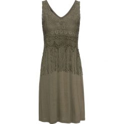 Sukienka z koronką bonprix oliwkowy. Zielone sukienki damskie bonprix, w koronkowe wzory, z koronki, boho, bez kołnierzyka, bez rękawów, dopasowane. Za 49,99 zł.