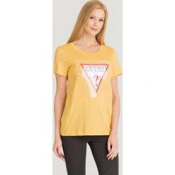 T-SHIRT SHINY TEE Guess. Żółte t-shirty damskie Guess, s, z nadrukiem, z bawełny, z okrągłym kołnierzem. Za 94,50 zł.