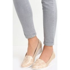 Beżowe Koturny Soraya. Brązowe buty ślubne damskie Born2be, ze skóry, z okrągłym noskiem, na niskim obcasie, na koturnie. Za 39,99 zł.