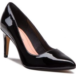 Szpilki CLARKS - Laina Rae 261351754 Black Patent. Czarne półbuty damskie Clarks, bez wzorów, ze skóry, eleganckie, bez obcasa, na obcasie, bez zapięcia. W wyprzedaży za 249,00 zł.