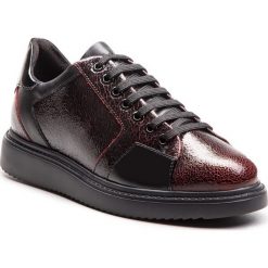 Półbuty GEOX - D Thymar E D844BE 0ZKBC C0100 Dk Red/Black. Czerwone półbuty damskie Geox, na co dzień, bez wzorów, ze skóry ekologicznej, bez obcasa, na płaskiej podeszwie, bez zapięcia. W wyprzedaży za 349,00 zł.