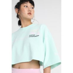 Fenty PUMA by Rihanna CROPPED CREW NECK Bluza bay. Zielone bluzy damskie marki Fenty PUMA by Rihanna, xxs, bez wzorów, z elastanu, bez rękawów, bez kaptura. Za 359,00 zł.