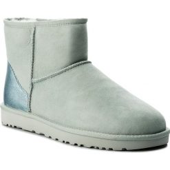 Buty UGG - W Classic Mini II Metallic 1019029 W/Irg. Niebieskie buty zimowe damskie marki Ugg, ze skóry ekologicznej. Za 729,00 zł.