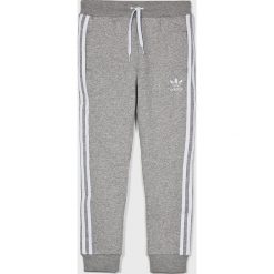 Adidas Originals - Spodnie dziecięce 128-164 cm. Szare spodnie chłopięce adidas Originals, bez wzorów, z bawełny, casualowe. W wyprzedaży za 139,90 zł.