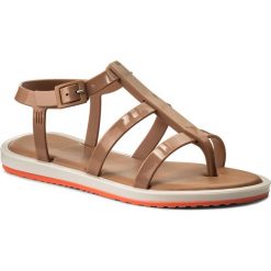 Sandały MELISSA - Caribe Verao + Salinas 32326 Beige/ Brown 51387. Pomarańczowe klapki damskie Melissa, bez wzorów, z tworzywa sztucznego, bez obcasa. W wyprzedaży za 189,00 zł.