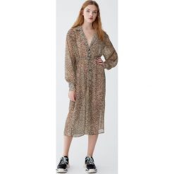 Półprzezroczysta sukienka koszulowa w panterkę. Szare sukienki damskie Pull&Bear, bez wzorów, z koszulowym kołnierzykiem, bez rękawów, koszulowe. Za 139,00 zł.